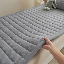Sheet sets Winter Flannel Soft Mattress Toppers Dormitory Single Bed Warm Quilted Foldable Bedsheet Students Bunk Mattress Protection Pad 231116
