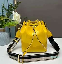 Kova Çantası Patent Deri Dize Çanta Moda Yaz Bag Crossbody Çantalar 6 Renk Omuz Çantası Çanta Üst Kalite Altın Donanım Çıkarılabilir Çizgili Geniş Kayış