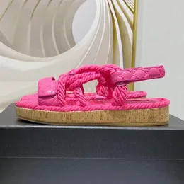 Sandali Summer Women's Leather Splicing Rope Open Toe Casual con cinturino appiccicoso Design Resort Beach Flat Shoes 2023