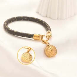 Varumärkesbangles Bangles Flower Armband Läderdesigner Armband Lyxiga smyckekedja PU ELECTROPLATERING 18K för Woman Par Gift