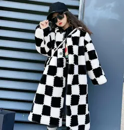 Big Girls Black White Checkerboard Fleece Mantel Altkinder Kunstfell Lange Outwear Herbst Winter Kinder verdicken warme Plüschschichten Z5476