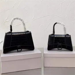 Kvinnors handväska designer en axelväska lyxig crossbody väska krokodil hudtryck handväska mode läder väska mussling metall alfabet baguett väska handväska