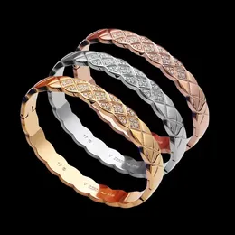 Marka Klasik Crystal Cuff Bilezik Bir Kadınlar Yeni Moda Elmas Lüks Bilezik Diamond Checker Desen 316L Altın Tasarımcı Bilezik