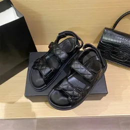 Kvinnor pappa sandaler kohude sandal färger lägenheter farfar sandaler quiltade spännor för kvinnor lyxiga designers komfort sand strand sandaler fabrikssko