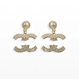 18k Gold Plated Love Stud örhängen Charmiga kvinnors design Pearl Dangle örhängen lyx varumärke smycken mode nya diamant inlagda örhängen gåva smycken grossist