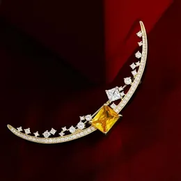 Pins Broschen Elegante halbmondförmige Brosche mit Mikroeinlage aus kubischem Zirkonia, verkupferte Brosche, minimalistisches und Nischen-Design-Accessoire 231118