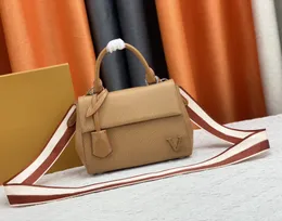 デザイナートートバッグ高級Clnuybbハンドバッグレディースショルダーバッグトップ品質の革製のフラワーレタースモールトートレディースファッション旅行卸売