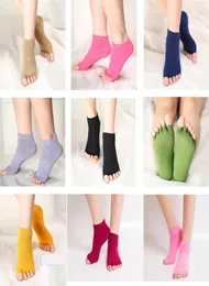 2020 Womens Yoga Socks 9 Färger Fem fingrar Cotton Half Toe Yoga Socks Nonslip Peep Toe Antislip Pilates Ankel Grip Durable Open9269972