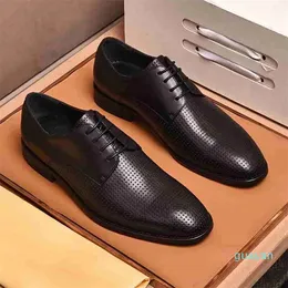 Empresas homens vestidos sapatos de pele de pele