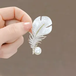 Pins Brooches Fashion Crystal Shell Feather Brooch For Women Luxury White Pearl Gold Color Party Wedding Gifts Clothing Accessories 231118