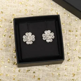 2023 Pendiente de perno prisionero de calidad de lujo Forma de flor con diamante brillante en plateado con sello de caja PS7857A