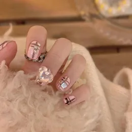 Ложные ногти в стиле принцессы сладкий розовый клетчатый милый мультипликационный узор поддельный с любовью бриллиантовый носимый 24 шт. Короткие 3D -кончики ногтей