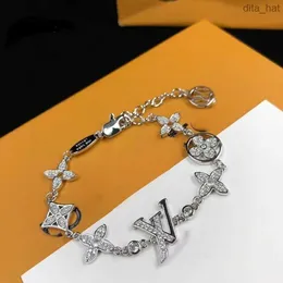 Luxury designer Like V elegant ladies bracelet gold silver fashion letter pendant bracelet wedding high quality jewelry original box
