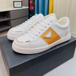 Kända män Casual Shoes Fly Block Running Sneakers Italy Luxurious Elastic Band Low Top Triangle Badge Black White Leather Designer Tennis Athletic Shoes Box EU 38-45