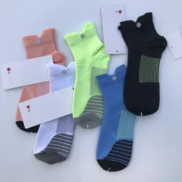 Lulumens Sockksmens Yoga Çoraplar Kadın Yüksek Kaliteli Pamuk All Maç Klasik Ayak Bileği Mektubu Nefes Alabilir Siyah ve Beyaz Futbol Basketbol Spor SOCK 5 PCS