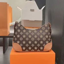 الأكياس المسائية Flowero Rnament Letter Looder Lllvs Cross Body Bags Wallet Wandering Designers Debag Side Debag Metal Stain Underarm Curved Moon Bage