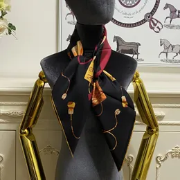 Женский квадратный шарф, шаль из 100% шелка, материал черного цвета с буквами, размер 90–90 см