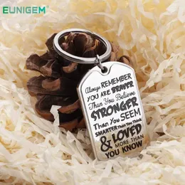 Keychains Graduation Keychain Gifts for Man Men para ele, ela sempre lembra que você é mais corajoso do que acreditar pingente de aniversário