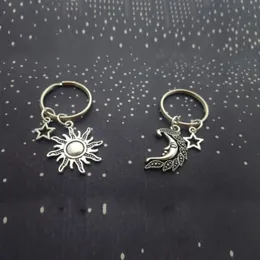 Keychains 2 -stycken Fashion Sun and Crescent Moon Celestial Keyring Gothic Wicca Keychain Gift för par barn partener