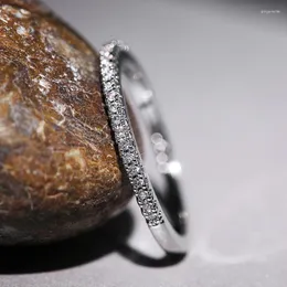 Bröllopsringar Kvinnors enkla tunna ring Bright Cubic Zircon Högkvalitativ mångsidig smycken