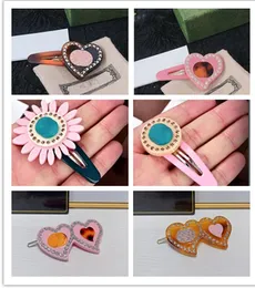 Designer Heart Hair Clips Barrettes 2023 Ny mode lyxig söt söt rosa bokstav tryckt strass hårnålar för kvinnor flickor hårtillbehör