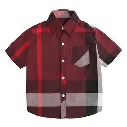 Baby Boys Summer Plaid Shirts With Pocket Kids Kort ärm Skjorta Bomullsbarn Turned Collar Shirt Barn mjuka andningsbara toppar 3-8 år