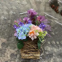 Dekoracyjne kwiaty koszykówka ścienna rustykalny drewniany znak Widoczne drzwi frontowe wieniec na weranda domu wiosna letnie wakacje oświetlone
