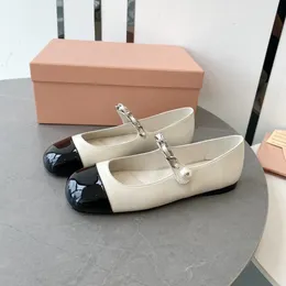 Designer-Kleidschuhe, quadratische Zehenpartie, 100 % Rindsleder, flache Schuhe, Perlenkette, Schnalle, süße Mode, Damen-Frühlingsherbst-Sandale, Damen-Leder-Loafer