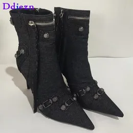 Botas de luxo feminino bombas 2023 tornozelo curto para mulheres sapatos saltos apontados dedo do pé moda rebite senhoras modernas botas tamanho grande 231120