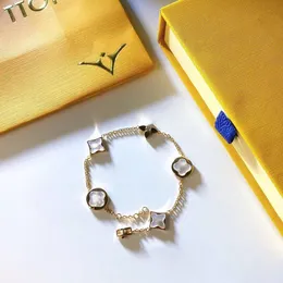 Pulsera de diseñador para mujer Diseñador de pulsera de lujo para mujer Hebilla de herradura Moda Elegante Cadena de cuentas Encanto de fiesta Regalo de joyería al por mayor