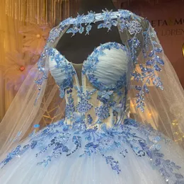 Sky Blue Princess Quinceanera Dress 2024 Bollklänning Blommor med Cape -applikationer Spets Sweet 16 Dress Formal Eccase Down