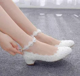 Crystal Queen Women 039S Высокие каблуки белые кружевные свадебные туфли Сексуальная невеста 3 см. Напочные насосы с мелководьями H2204225203667