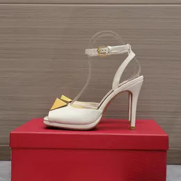 A melhor marca de sandálias boca de peixe plataforma de moda feminina com couro genuíno sapatos de grife de luxo cristal botão quadrado decoração sapatos casuais de cetim