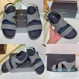 Sommersaison Mens berühmte Markensandalen Neue Designfarbe Bequeme Sandalen Ledersandale Lässige ineinander verschlungene Sandalen Hohe Qualität