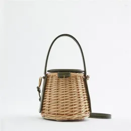 2023 Nya mode axelväskor varumärke handgjorda väv crossbody wicker korgväska för kvinnor designer handväskor strand damer sommar cylindrisk