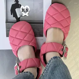 Sandálias 2023 primavera verão pão feminino metal snap casual sandália fivela de calda plana tênis ladrinhas pu single