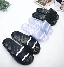 Kvinnors designer tofflor transparent pvc gelé sandaler kvinnor bokstav tryckt sommar tofflor slider silikon lady flip flops platt sko sneakers storlek 37-42