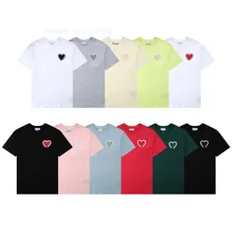 パリファッションメンズデザイナーTシャツamis刺繍レッドハートソリッドカラービッグラウンドネックハート半袖Tシャツ同じパラグラフニジーの男性と女性のためのTシャツ