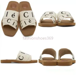 Designer-Hausschuhe, Slider, Sandalen, Woody, flache Pantoletten. Die Maison-Signatur ziert die Innensohle. Das einfache Slip-on-Design macht diese flachen Schuhe zu einem Must-have für den Sommer