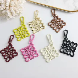 Anagram färgglad designer nyckelring för kvinna mens mode nyckelglasyrdesigner nyckelkedja lyxväska charmbyxor hänge