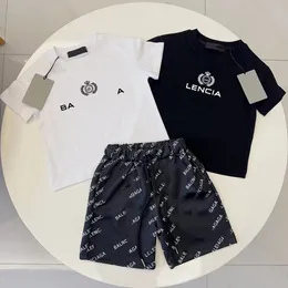 Zestawy Kid Designer T Shirt Ubrania dla dzieci Summer Dwuczęściowy zestaw Shorts Shorts 18 Style White Black z literami Rozmiar 90-150