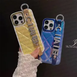 iPhone 15のiPhoneケースデザイナー電話ケースApple iPhone 14 13 12 11 Pro Max 15 Plus 14 Plus Case Brand Luxury Gradient Glitter Wrist Strap Mobile Cover
