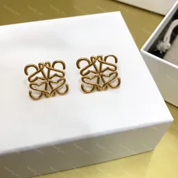 Modne litery Kolczyki dla kobiet proste kolczyki stadnorskie luksusowy projektant biżuterii złota arretes męskie kolce z projektantami pudełek akcesoria piękno