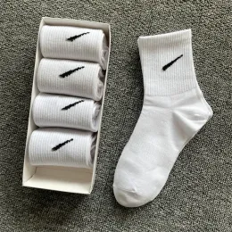 Womens Sport Sock Calcetines Largos Disigner for Woman Stocking Pure Cotton Sockings Absorbent Breathable Short Boat Socks Luxury Garter Box n M6MN