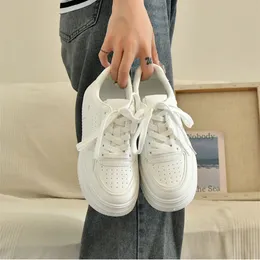 Neuer Stil dick besohlte kleine weiße Schuhe Damen Frühling und Herbst Hong Kong Stil erhöhte Allgleiches lässige Sportschuhe Nischenturnschuhe