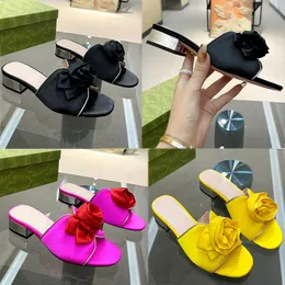 2023s nowy sezon nowy kolor damskie sandały marki kapcie z kwiatową dekoracją na cholewce eleganckie sandały na środkowym obcasie pół przyczepy wakacyjne sandały trendy
