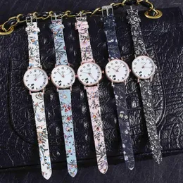 腕時計女性ファッショナブルな時計模倣革ベルト気質花柄の印刷女性アナログアラビア語デジタルクォーツ