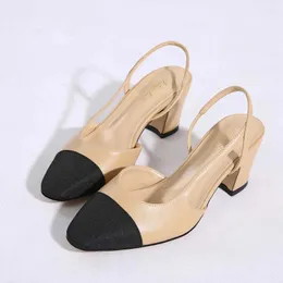 Sandaler Fitow Kvinnors äkta läderspikar Pointy Toe High Heels Two Color Splice Slingbacks Shoes Ladies Back Hollow Pumps