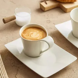 Muggar Simple Ceramic American Concentrerad hängande öronkaffekopp och fat sätter kreativ eftermiddagstedessertbricka morgon