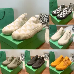 Homens Mulheres Venetas Designer Sapatos Casuais Moda Travesseiro Calfskin Sneaker Periquito Óptico Branco Preto Natural Borracha Treinadores Senhoras Luxo Flat Outdoor Shoe 35-45